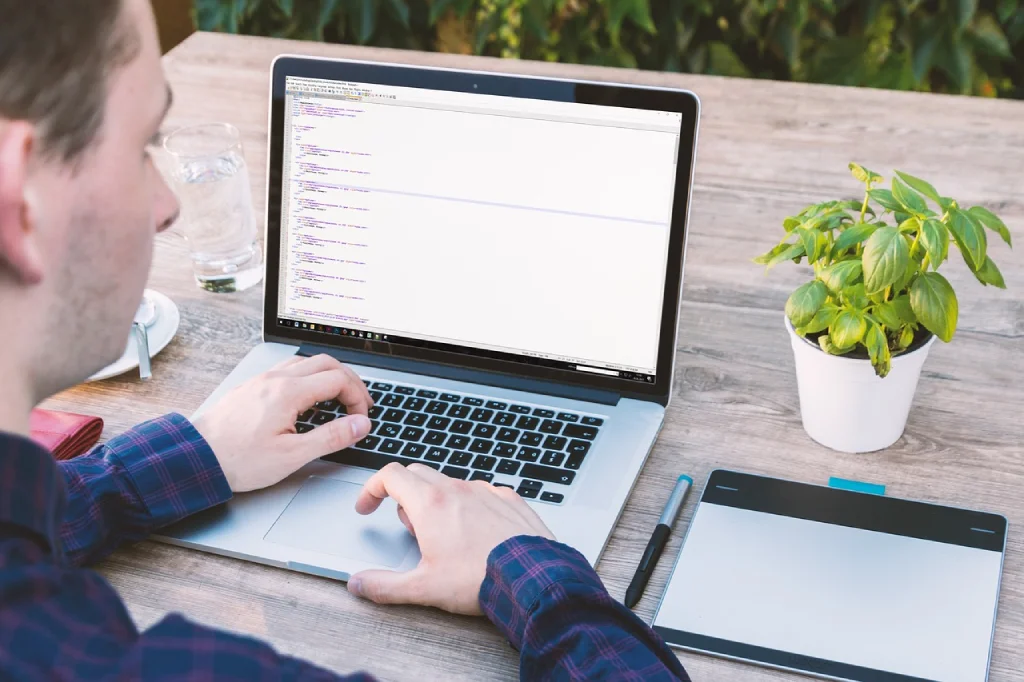 Wat zijn de voordelen van het inhuren van een webdesigner?